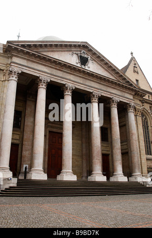 La facciata della cattedrale di St Pierre Ginevra SVIZZERA Foto Stock