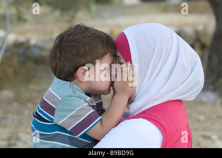 La donna musulmana che indossa il Hijab tenendo il suo figlio il Libano Medio Oriente Foto Stock