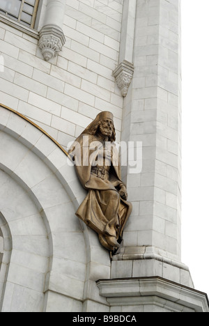 Frammento della facciata con altorilievi del santo la Cattedrale di Cristo Salvatore Foto Stock