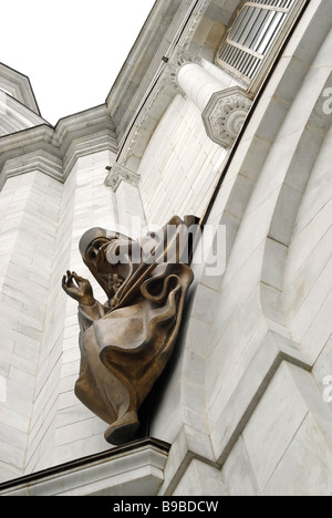 Frammento della facciata con altorilievi del santo la Cattedrale di Cristo Salvatore Foto Stock