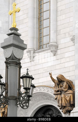 Frammento della facciata con altorilievi del santo la Cattedrale di Cristo Salvatore Foto Stock