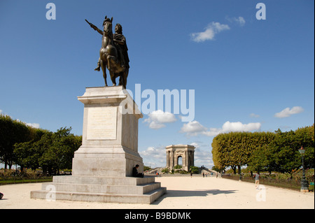 Statua di Luigi XIV, Water Tower, Place du Peyrou, Montpellier, Francia Foto Stock