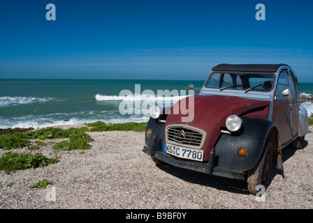 Una vecchia Citroen 2CV parcheggiate lungo una pista sterrata sul cappuccio Rihr vicino a Taghazoute in Marocco. Foto Stock