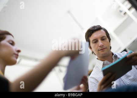 Colleghi il riesame dei documenti a basso angolo di visione Foto Stock