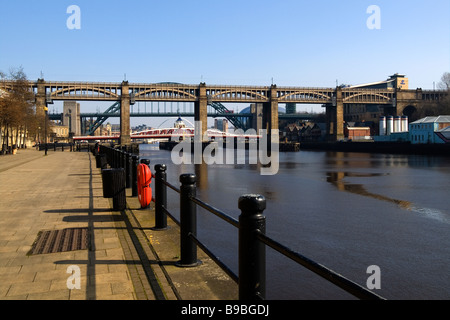 Il livello elevato di strada ponte ferroviario sul fiume Tyne tra Newcastle e Gateshead costruito 1850 e rinnovato nel 2008 Foto Stock