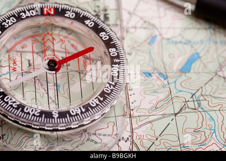 Una bussola su una mappa topografica che mostra caratteristiche di terreno Foto Stock