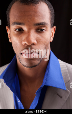 Colpo di testa di un uomo di origine africana vestita in business casual fashion Foto Stock
