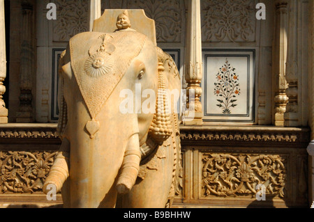 Un elefante in marmo che fiancheggiano il Rajendra Pol nel palazzo di città di Jaipur India Rajasthan Foto Stock