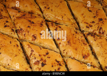 Il Baklava nel processo di preparazione pane appena sfornato senza sciroppo Foto Stock