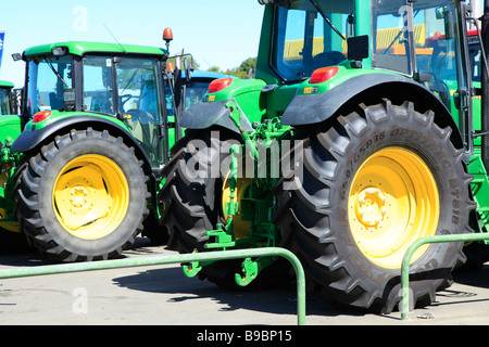 I trattori John Deere,Ashburton,Mid Canterbury,Isola del Sud,Nuova Zelanda Foto Stock