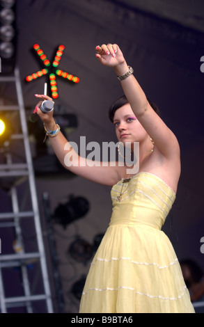 Lily Allen si esibisce dal vivo a Big Chill, Eastnor Castle Deer Park, Ledbury, Herefordshire, England, Regno Unito, 2006 Foto Stock
