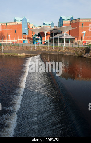 Weir su 'Fiume Don' a Meadowhall ,Sheffield, "South Yorkshire' Inghilterra, "Regno Unito Foto Stock