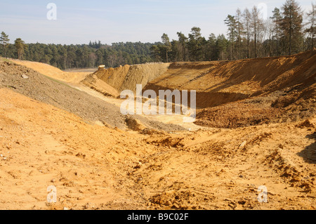 Pile di sabbia dalla costruzione di gallerie gemelle sulla A3 la strada a Hindhead nell Inghilterra del sud Foto Stock