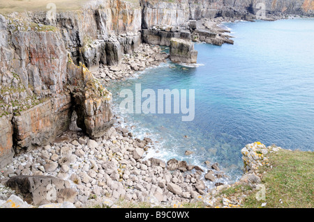 Caletta rocciosa a St testa Govans Pembrokeshire Coast National Park in Galles Foto Stock