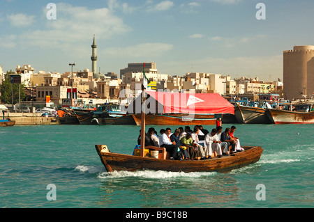 Acqua Abra taxi attraversando il Dubai Creek tra Bur Dubai Deira ancd, vista verso Deira, Dubai Emirati Arabi Uniti Foto Stock