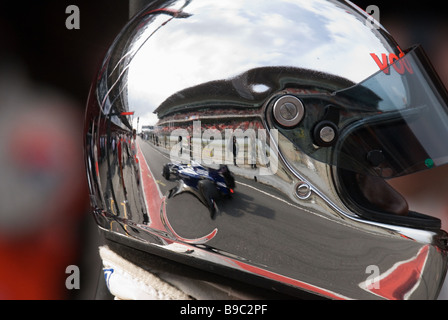 Casco di una McLaren Mercedes meccanico in Formula 1 sessioni di collaudo vicino a Barcellona nel marzo 2009. Foto Stock