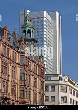 Edificio in stile guglielmino dalla fine del XIX secolo di fronte alla costruzione di Dresdner Bank a Francoforte Foto Stock