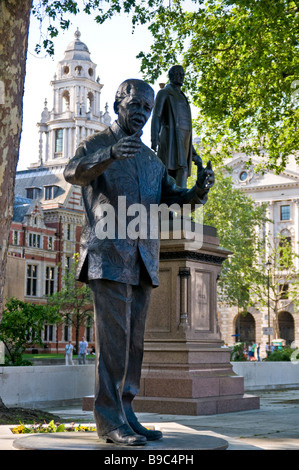 Statua di Nelson Mandela in piazza del Parlamento, Londra Foto Stock