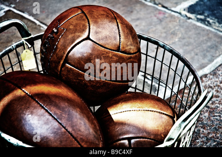 Palloni da calcio in un cestello Foto Stock