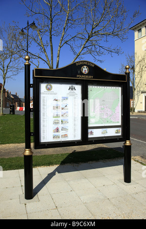 Visitatore la mappa e le informazioni pensione al villaggio Poundbury vicino a Dorchester progettato dal principe Charles Foto Stock