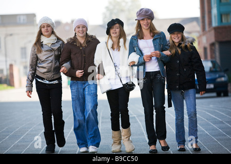 Un gruppo di adolescenti wailking verso la telecamera Foto Stock