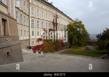 Scalinata e il paradiso di giardini in autunno, il Castello di Praga, Repubblica Ceca. Foto Stock