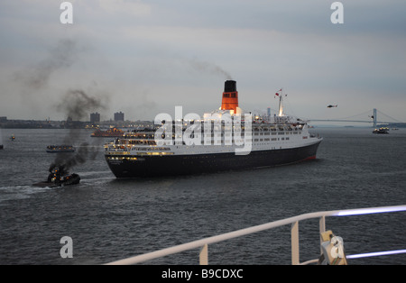 Il QE2 lascia il porto di New York per teste e per l'Atlantico sotto il ponte Varisano con rimorchiatori e fire barche, Ottobre 2008 Foto Stock