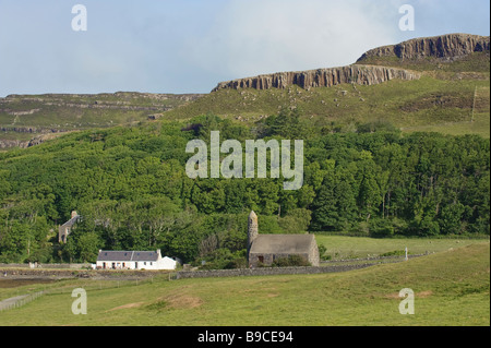 Saint Columbas Prebyterian chiesa con la sua matita dictinctive torre sulla isola di Canna, piccole isole, Scozia. Foto Stock