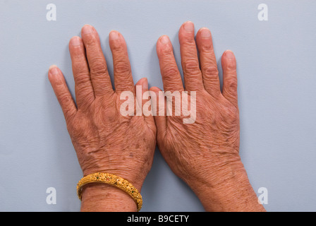In prossimità di una vecchia donna con le mani in mano Foto Stock