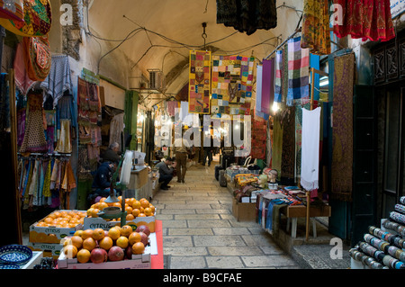 Negozi di souvenir nel Muristan mercato nel quartiere cristiano della città vecchia di Gerusalemme Est Israele Foto Stock