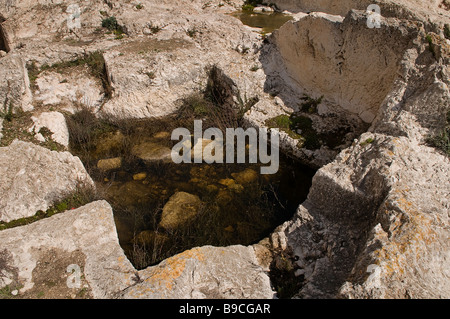 Antiche tombe rupestri vicino alla piscina di Siloe o Shiloah che è stato alimentato dalle acque di Ghihon in Ir David la città antica di Gerusalemme Israele Foto Stock