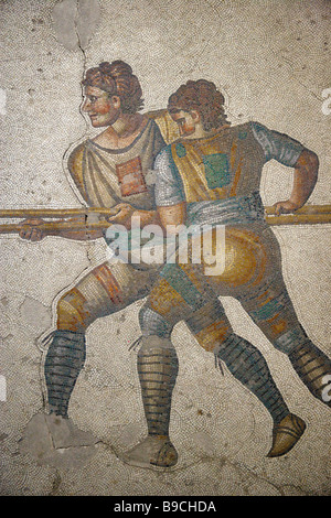 Lavoro di mosaico raffigurante due cacciatori con i lucci del grande Palazzo Museo del Mosaico di Istanbul in Turchia Foto Stock