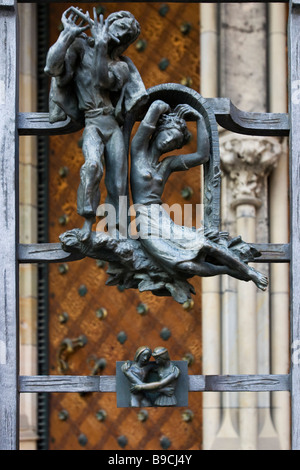 Sculture di metallo del segno zodiacale (gemelli) da Jaroslav Horejc sul metallo porte della cattedrale di San Vito. Praga, Repubblica Ceca. Foto Stock