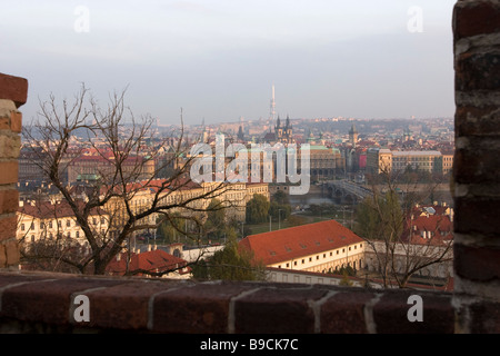 Vista di Praga attraverso delle mura del castello. Foto Stock