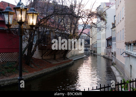 Vista del fiume Certovka a Praga il tramonto. Foto Stock