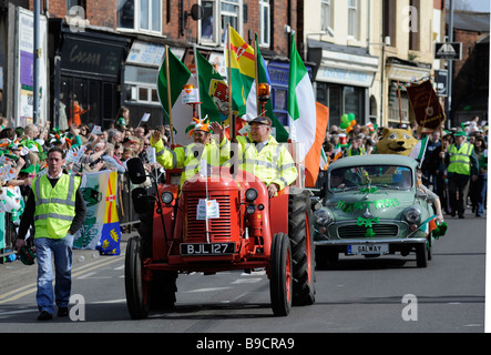 Birmingham San Patrizio Parade, Digbeth, Birmingham, Inghilterra, Regno Unito. Trattore d'epoca in parata. Foto Stock