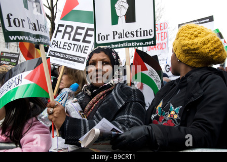 Palestina libera manifestazione Jan 24 2009: fine il blocco, sospendere la vendita di armi a Israele, chiedere per BBC appello per aiuti a Gaza Foto Stock