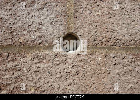 Parete di cavità isolamento realizzato dal riciclaggio di bottiglie in vetro soffiato nella parete prima della sigillatura con malta Foto Stock