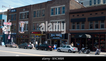 Parte dell'Honky Tonk Autostrada Lower Broadway Nashville con Bars Lounges i pub e i locali musicali Tennessee USA Foto Stock