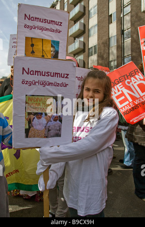 Le donne che la protesta attraverso il centro di Londra contro la violenza domestica Foto Stock