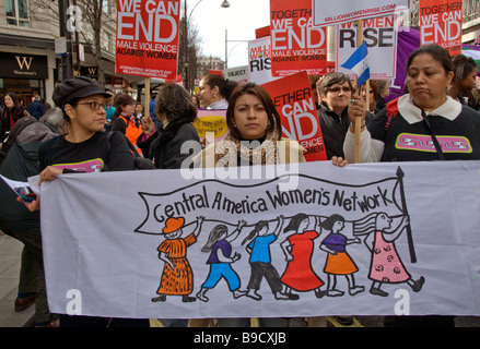 Le donne che la protesta attraverso il centro di Londra contro la violenza domestica Foto Stock