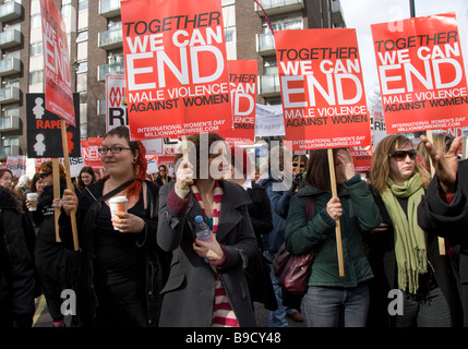 Le donne che la protesta attraverso il centro di Londra contro la violenza domestica Foto Stock