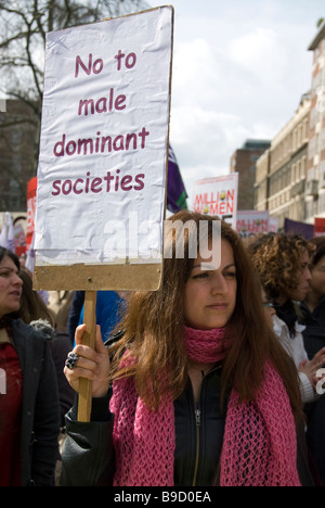 Le donne che la protesta attraverso il centro di Londra contro la violenza domestica Foto Stock