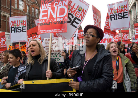 Le donne che la protesta attraverso il centro di Londra contro la violenza domestica Foto Stock