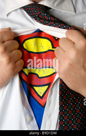 Imprenditore rivelando un logo di Superman Foto Stock