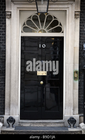 Lo sportello anteriore del numero 10 di Downing Street Londra Foto Stock