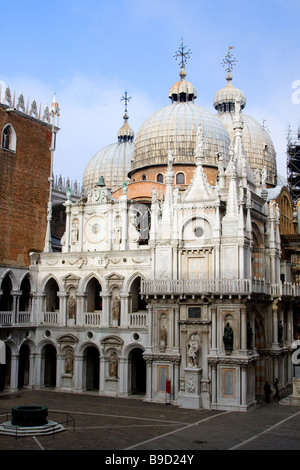 Corte interna del Palazzo Ducale, con vista della cattedrale di San Marco cupole Foto Stock