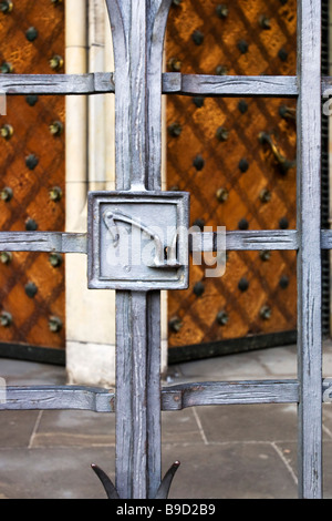 Serratura in metallo sulle porte della cattedrale di San Vito. Praga, Repubblica Ceca. Foto Stock