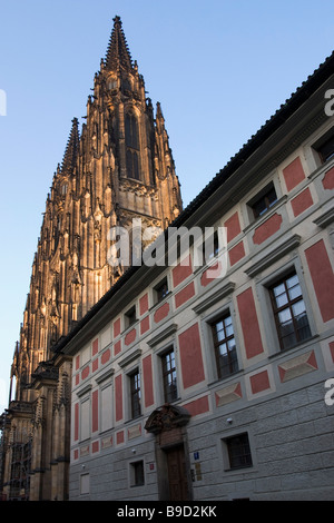 Vista dalla cattedrale di San Vito e gli arcivescovi palace, il castello di Praga, Repubblica Ceca. Foto Stock