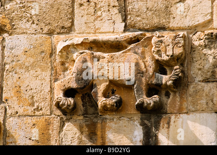 Bas sculture a bassorilievo raffigurante un leone del XVI secolo Lion o di St Stephen's Gate anche Bab al-Asbat nella parete orientale della città vecchia di Gerusalemme Foto Stock